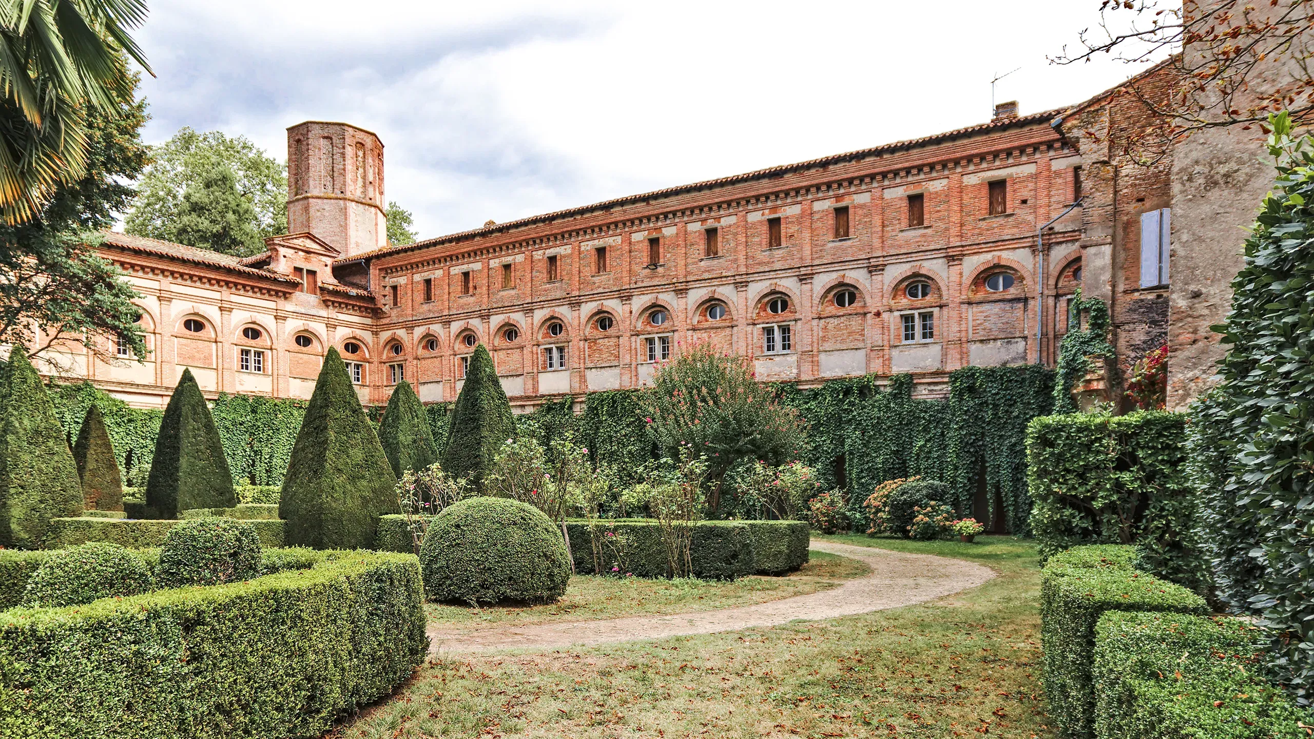 Vue du jardin intérieur et des façades intérieures restantes de l’abbaye de Boulbonne © Mathieu MD 