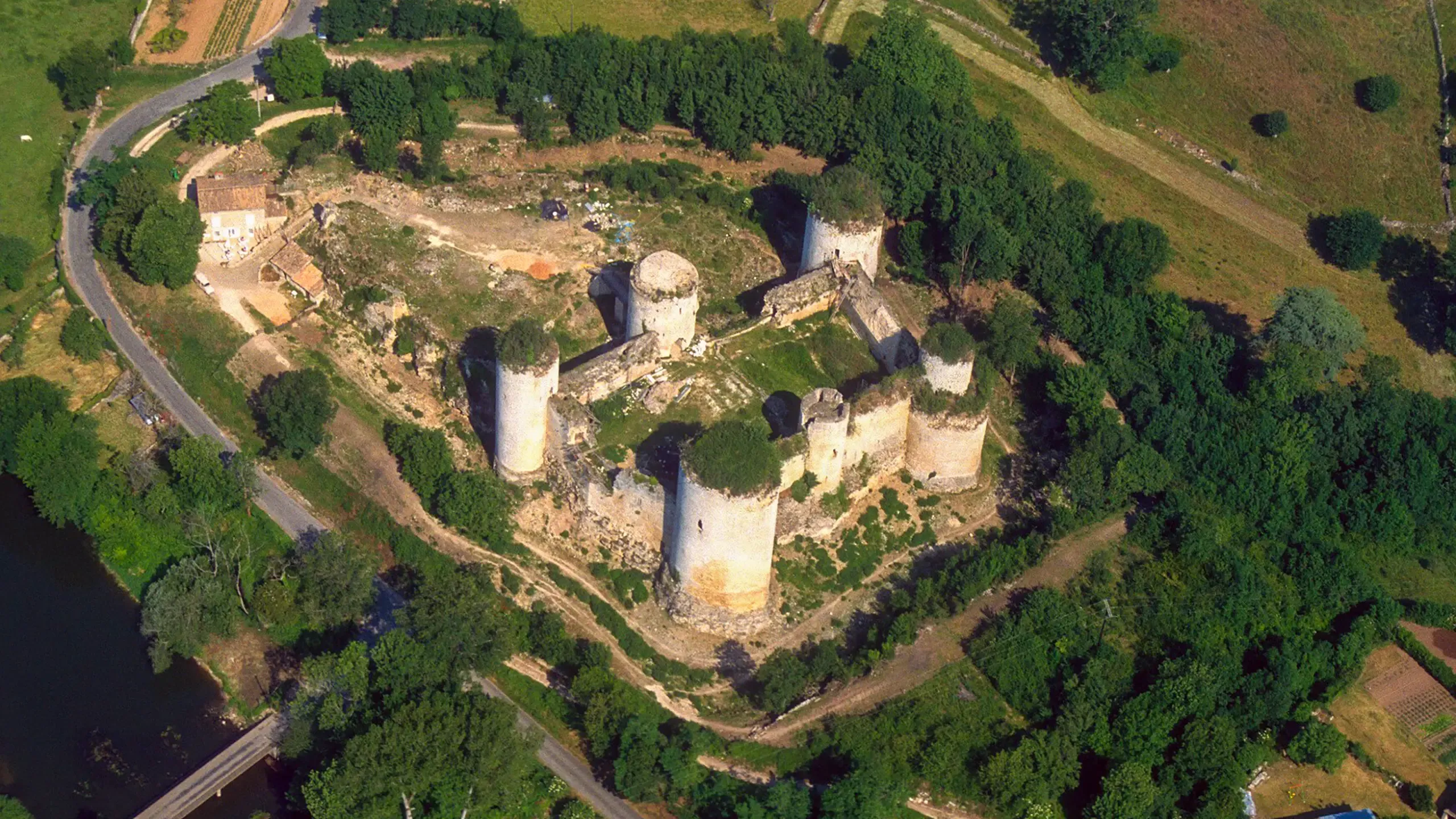 Visitez le Château de Coudray-Salbart, dans les Deux-Sèvres, avec le Pass Patrimoine. ©Jacques DASSIÉ, CC BY-SA 4.0