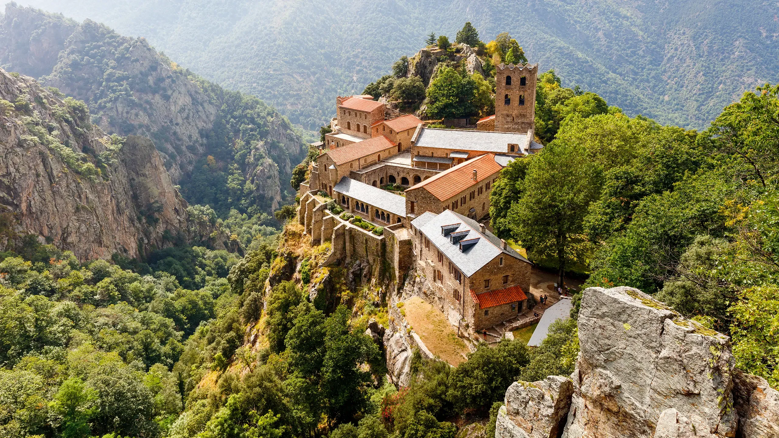 Visitez l'Abbaye Saint-Martin-du-Canigou, dans les Pyrénées-Orientales avec le Pass Patrimoine. ©Marmontel CC BY 2.0