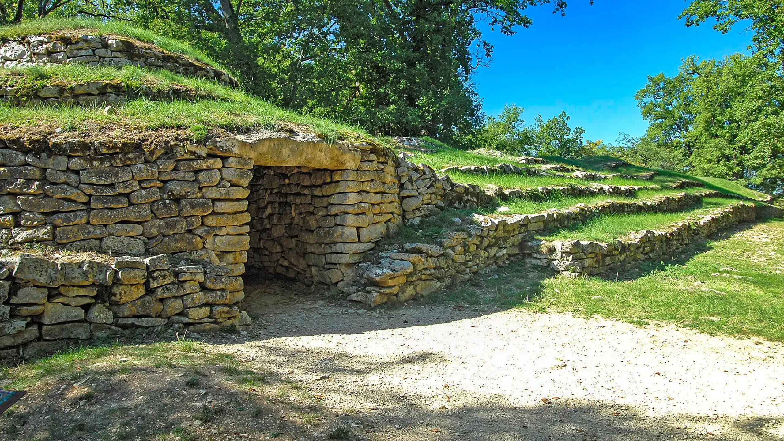 Visitez les Musée des Tumulus de Bougon, dans les Deux-Sèvres, avec le Pass Patrimoine. ©Jochen Jahnke CC BY-SA 3.0