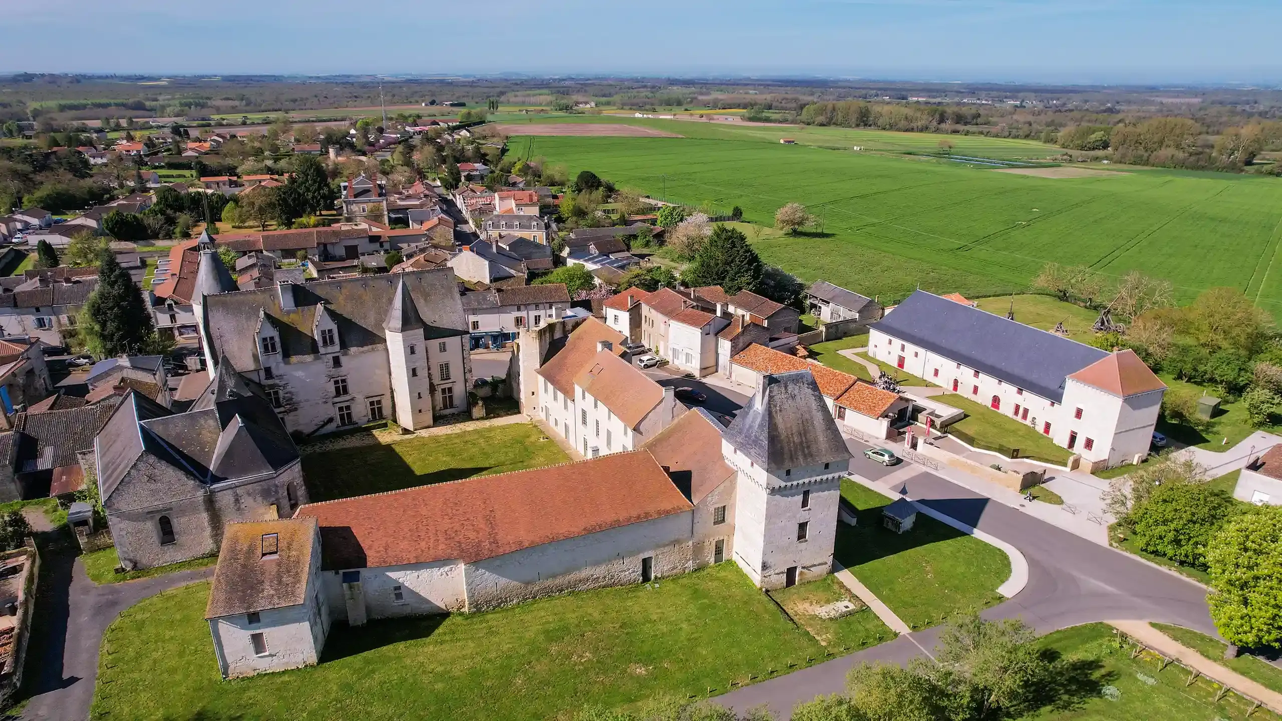 Château de Monts sur Guesnes ©Céline Ronciere