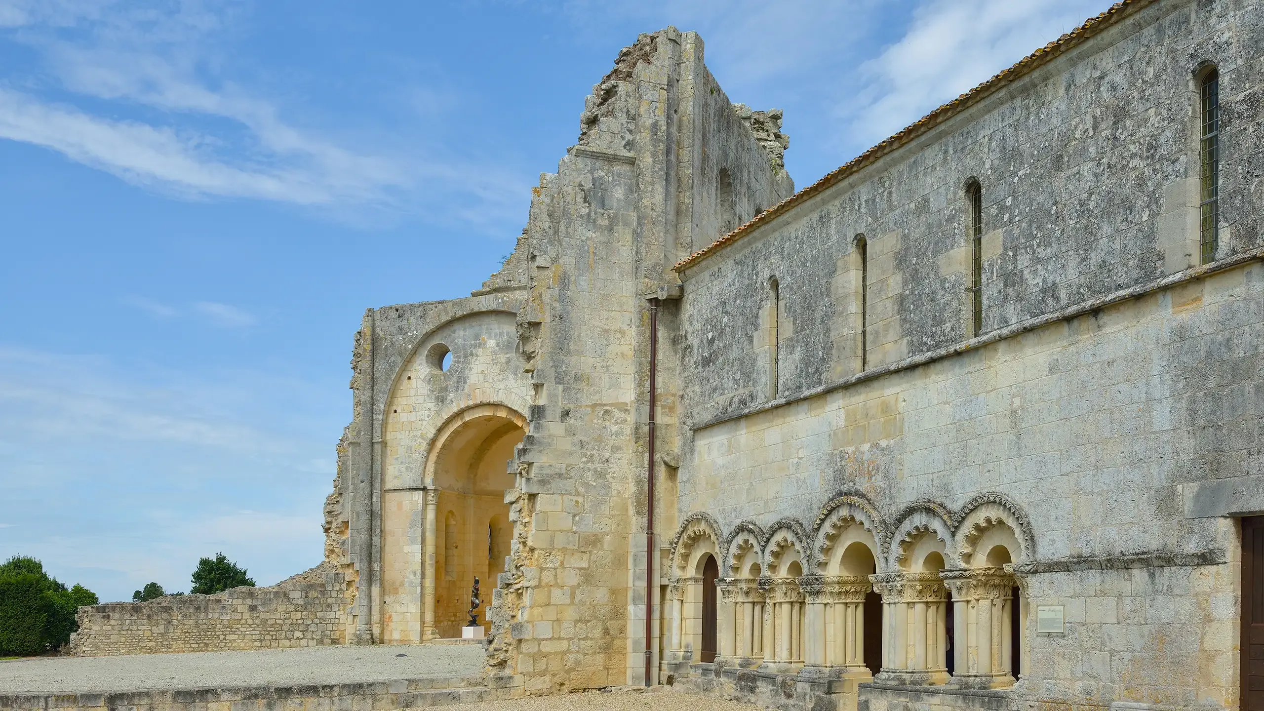 Abbaye de Trizay en Charente-Maritime à visiter avec le Pass Patrimoine © Wolfgang Moroder