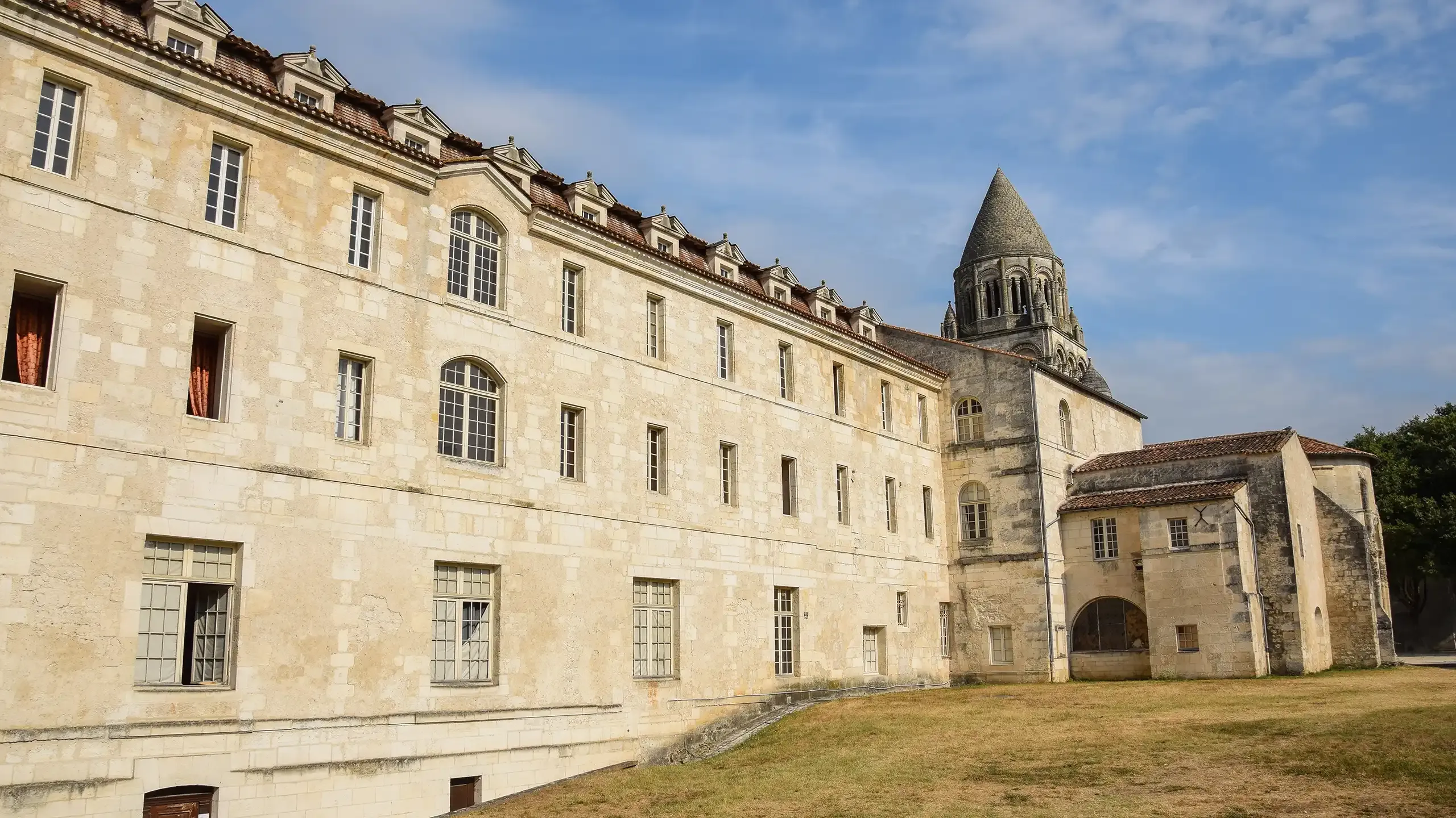 Visitez l'abbaye aux Dames de Saintes en Charente-Martitime avec le Pass Patrimoine © Chatsam - CC BY SA 3.0