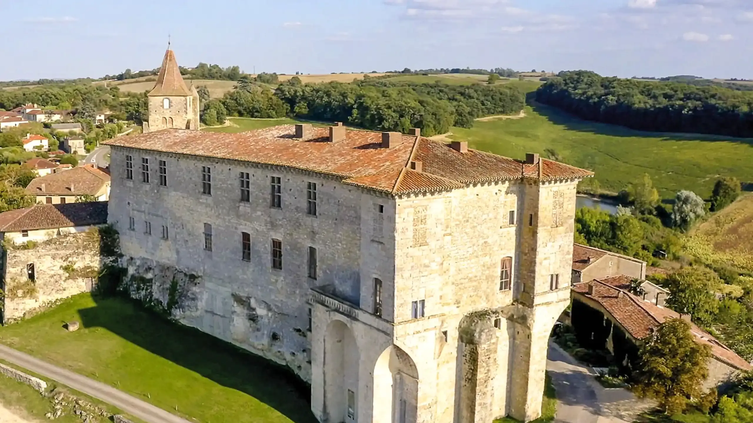 Visitez le Centre d'art du château de Lavardens dans le Gers avec le Pass Patrimoine © Centre d'art du château de Lavardens