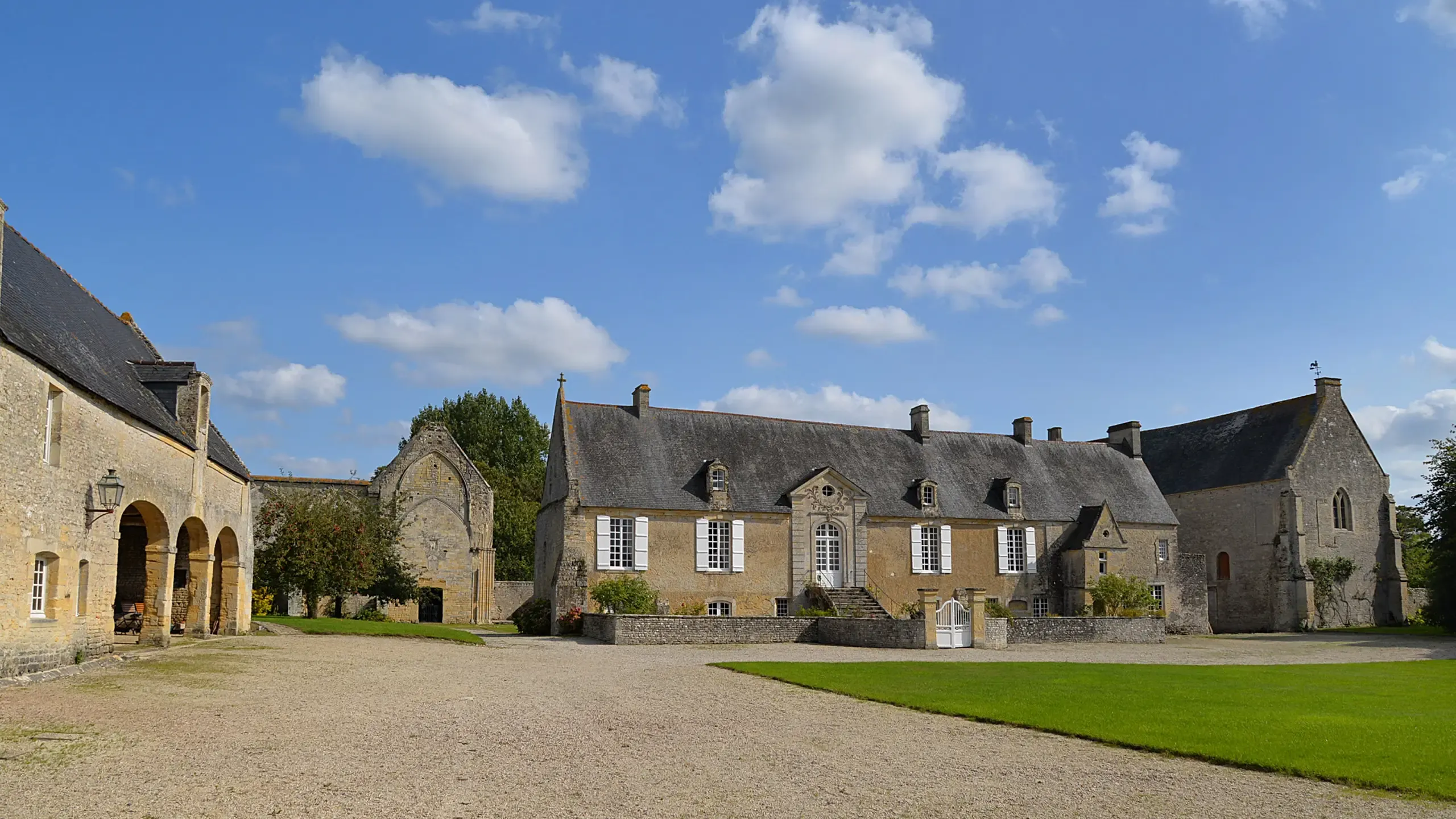 Abbaye Sainte Marie de Longues-sur-Mer à visiter en Normandie avec le Pass Patrimoine © ChBougui - CC BY-SA 4.0