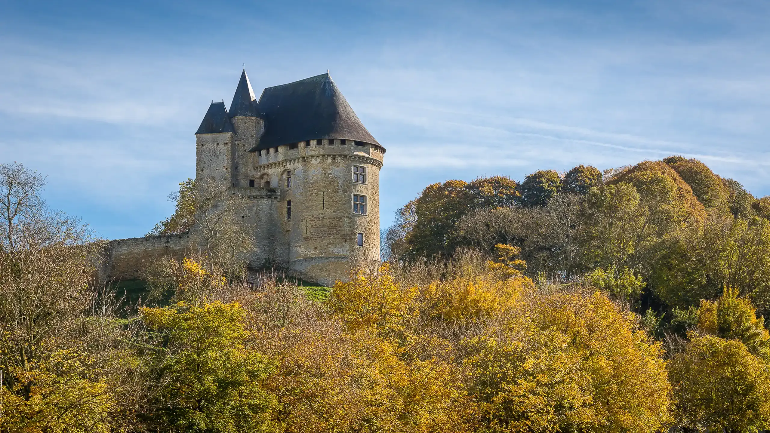 Donjon et jardins de Ballon à visiter dans la Sarthe avec le Pass Patrimoine © Muztiko