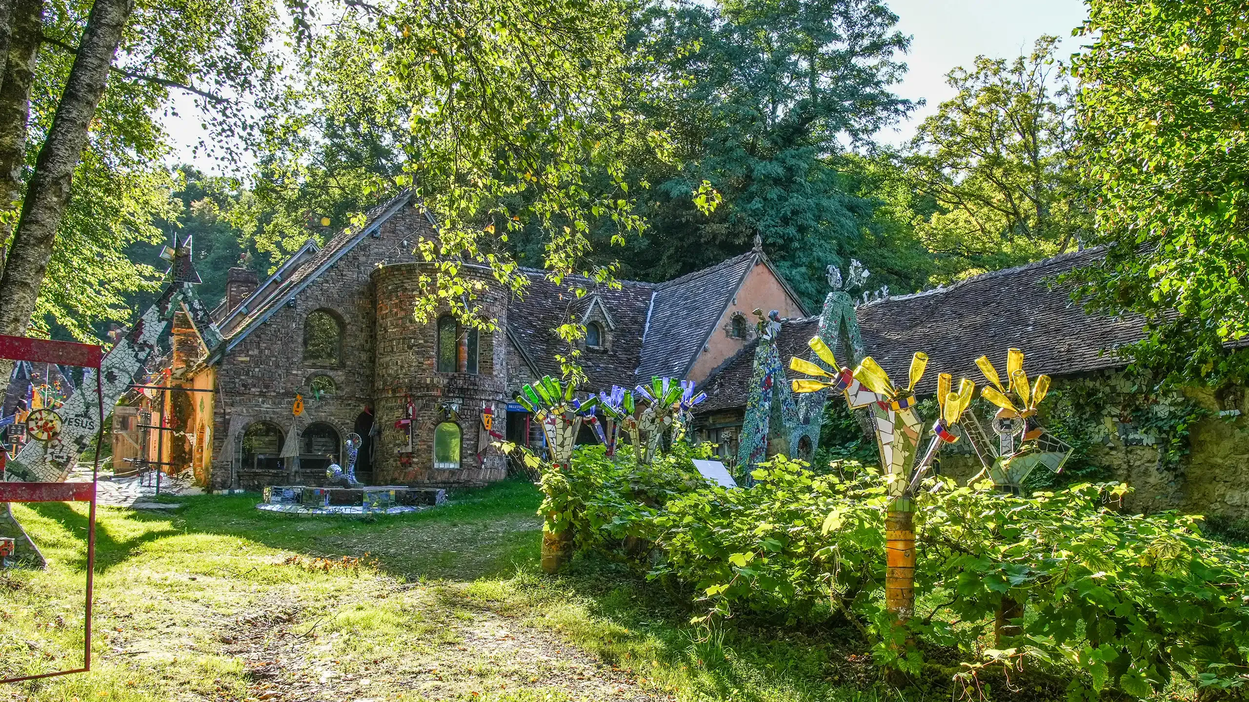 Visitez la cathedrale de Jean Linard, Neuvy deux Clochers, dans la Cher, avec la Pass Patrimoine. © Philippe Virello