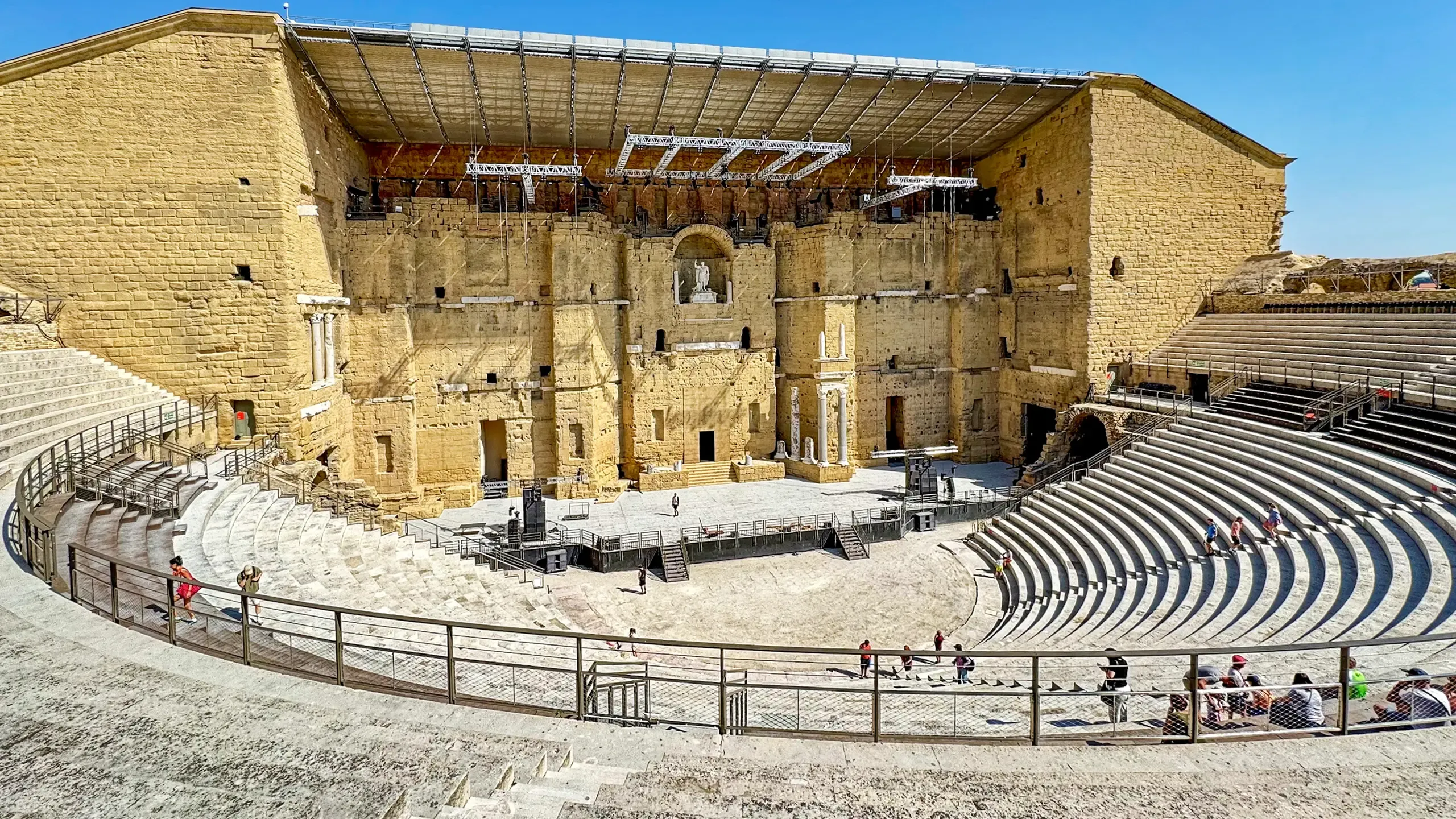 Théâtre Antique d'Orange dans le Vaucluse à visiter avec le Pass Patrimoine ©  gemadrun - AdobeStock 