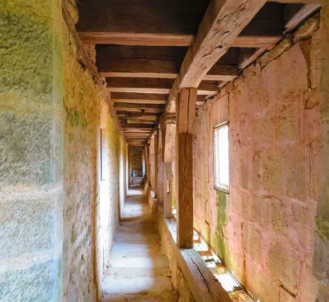 Chemin de ronde du Château de Rosières © Cassandre BERGEROT