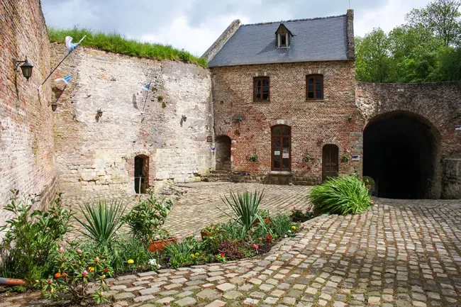 Cour du bastion de la Haute Ville du château fort de Guise c Club du Vieux Manoir