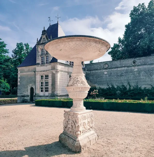 Vasque en marbre de Carrare du XVIe siècle du Château de Villesavin © Véronique de Sparre