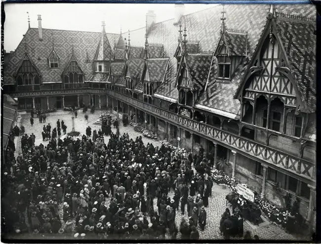 Vente des Vins au milieu du XIXe siècle © Archives des Hospices Civils de Beaune