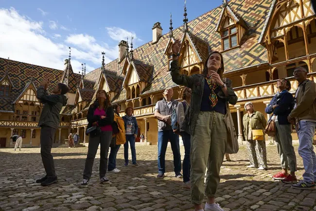 Visiteurs dans la cour d'honneur de Hôtel-Dieu des Hospices Civils de Beaune © Julien PIFFAUT