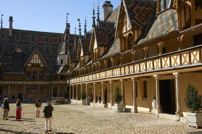 Cour d'honneur de l'Hôtel-Dieu des Hospices Civils de Beaune © Julien PIFFAUT