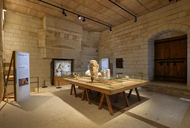 Salle présentant 3000 ans d'histoire de la Forteresse royale de Chinon © Léonard de Serre