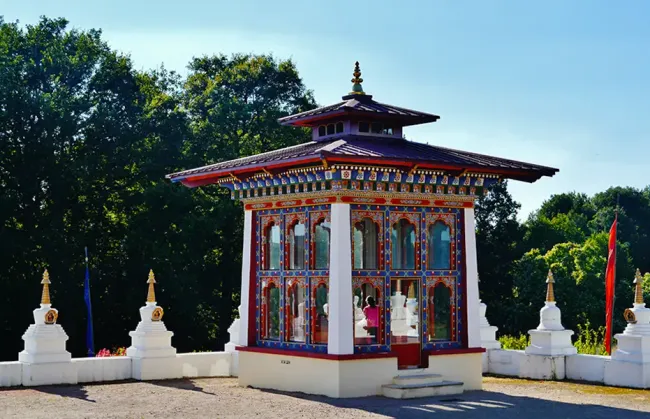 Les 36 stupas du Temple des Mille Bouddhas ©Zairon - CC BY SA 4.0