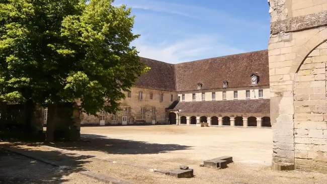La grande cour © Club du Vieux Manoir
