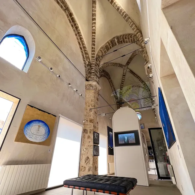 Les expositions immersives de GRATALOUP dans la chapelle du prieuré