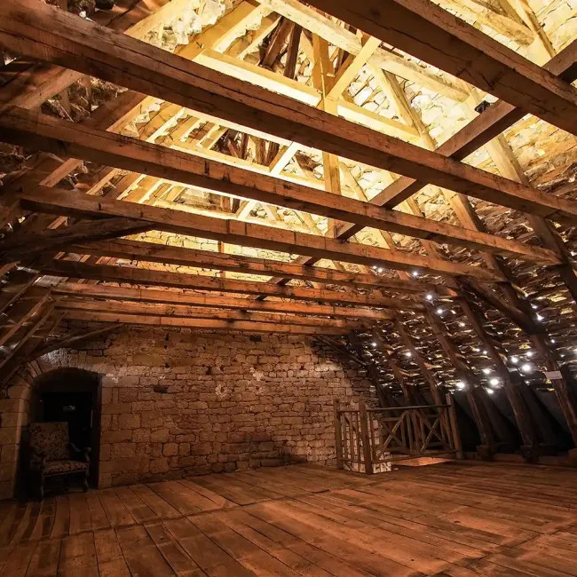 Toiture de château de Salignac vue de l'intérieur ©Château de Salignac