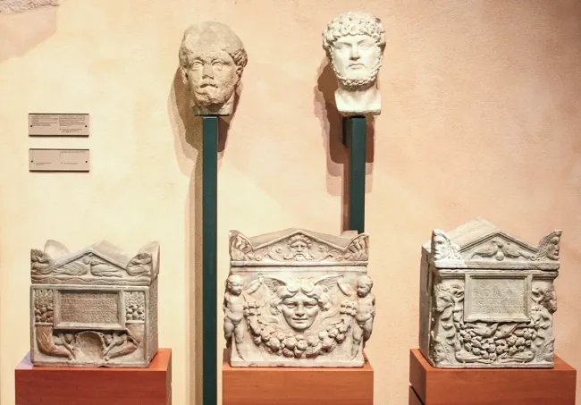 Urnes cinéraires du IIe siècle © Robert Valette