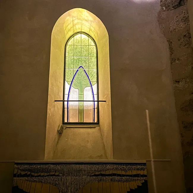Le Pommier, vitrail contemporain de GRATALOUP réalisé avec les Ateliers Loire de Chartres