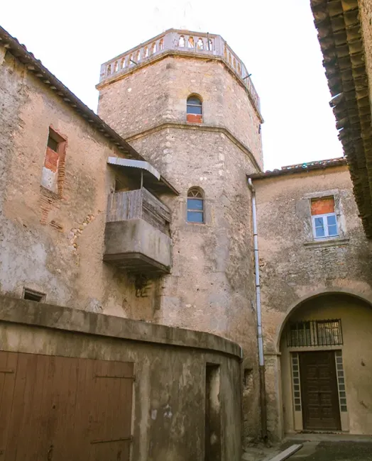 Cour du château de Puisserguier © Fagairolles 34