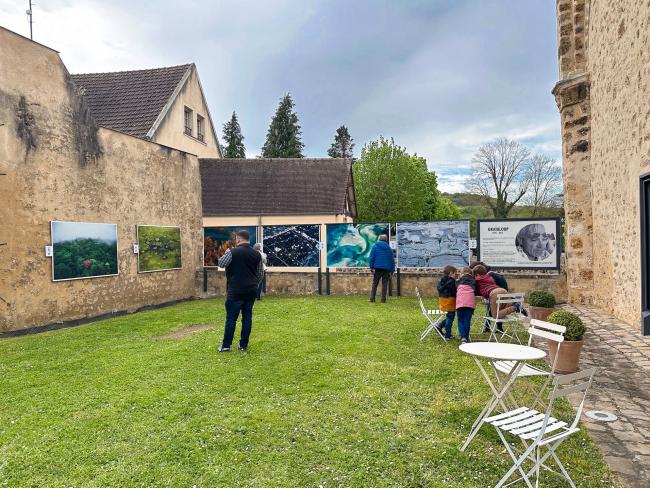 Parcours artistique en plein air dans le jardin du prieuré