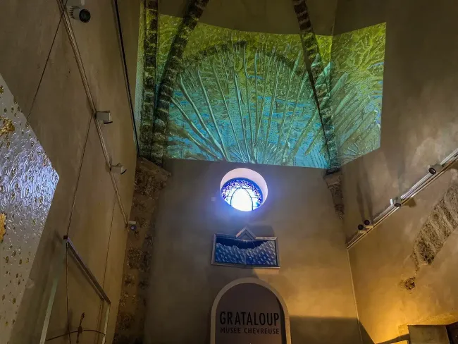 Projection immersive sous les voûtes du prieuré