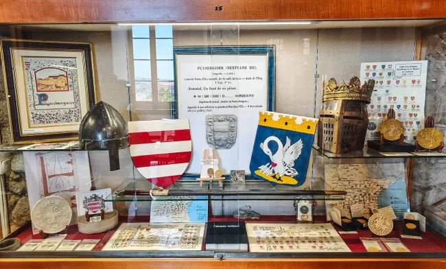 Vitrine du château de Puisserguier conservant des sceaux et armoiries © ARESP