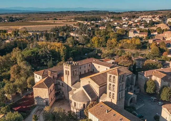 Abbaye de Caunes-Minervois vue du ciel © Vincent Photographie - ADT