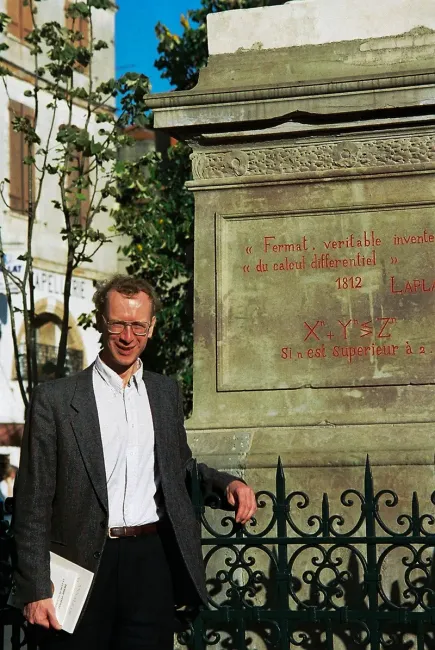 Andrew Wiles devant la statue de Fermat © Fermat Science