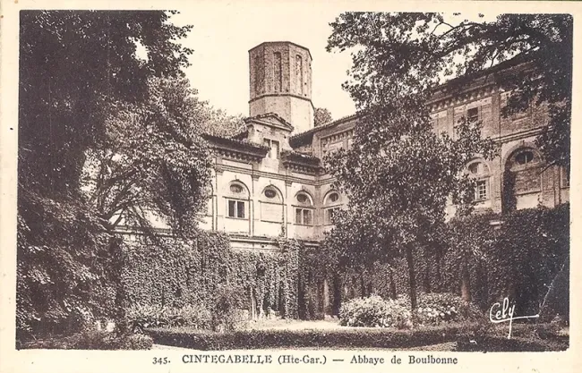 Carte postale ancienne figurant le cloître et le jardin de l'abbaye au début du XXᵉ siècle © collection particulière