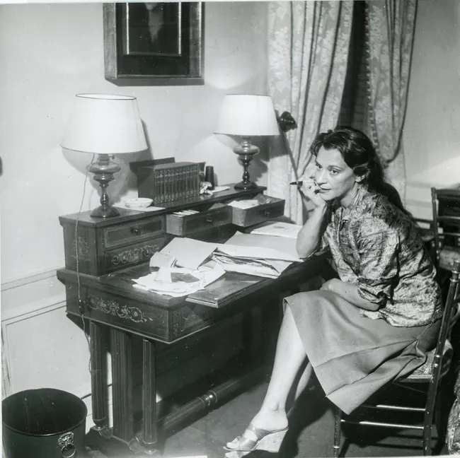 Maria Casarès à son bureau