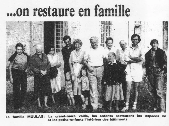 La famille Moulas participant à la préservation de l'abbaye dans les années 1980 © La Dépêche du Midi.