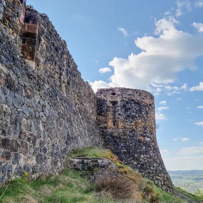 Enceinte basse du Château de Calmont d’Olt © Gaëlle Mahieu