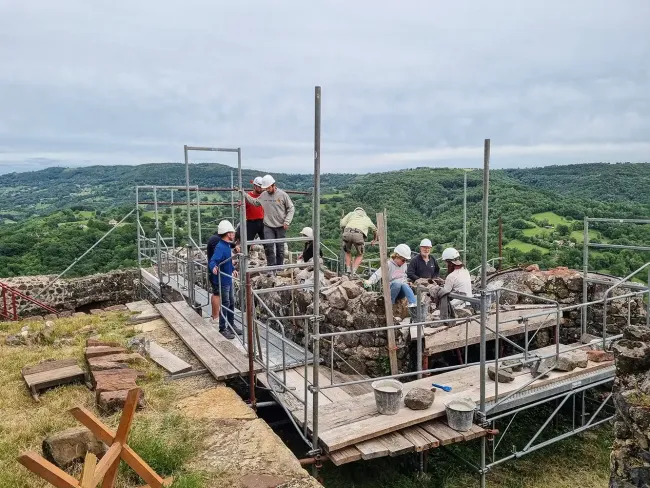 Chantiers bénévoles au Château de Calmont d’Olt © Gaëlle Mahieu