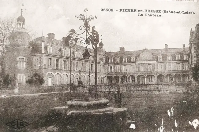Carte postale du début du XXe siècle figurant le Château de Pierre-de-Bresse © Écomusée de la Bresse