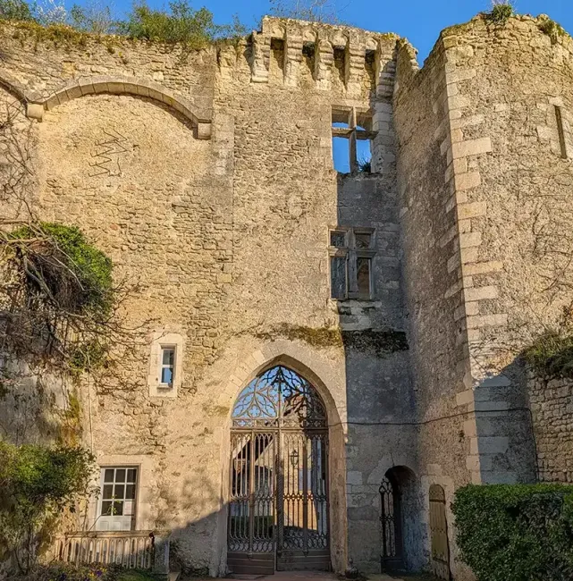 Mur d'enceinte du Château de Montrésor © C. Benctueux 2026