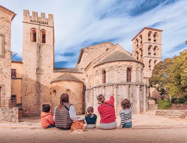 Le chevet de l’abbaye de Caunes Minervois et ses tours © Vincent photographie - ADT