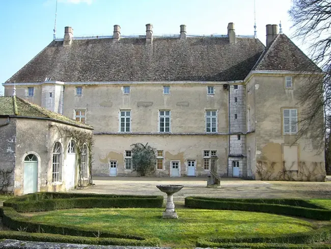 Cour intérieure du Château de Germolles © C  Degrigny CC0 1.0