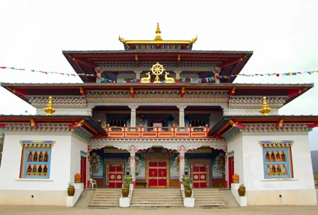 Façade du temple des Mille Bouddhas ©Christophe.Finot - CC BY SA 2.5