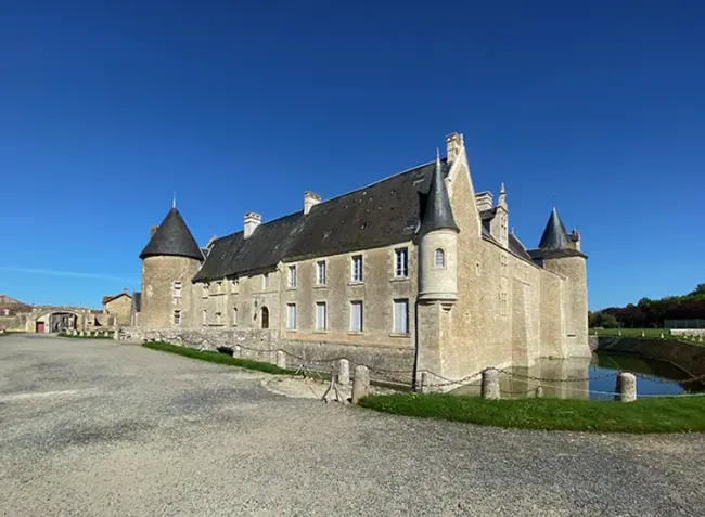 Façades sud et est du Château de Saveilles © Château de Saveilles
