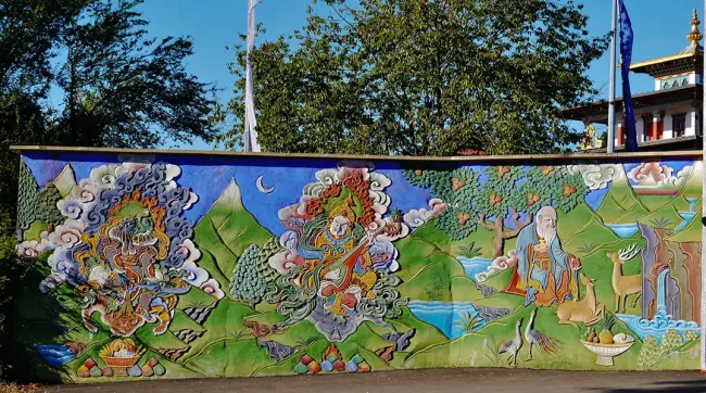 Fresques sur le mur d'enceinte du Temple des Mille Bouddhas ©Zairon - CC BY SA 4.0