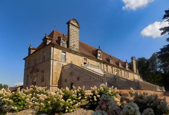 Ecuries du Château de Chaumont-en-Charolais ©Xavier Flambard - CC BY-SA 4.0