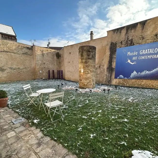 Le jardin du prieuré Saint-Saturnin, aujourd’hui transformé en espace d’expositions artistiques contemporaines
