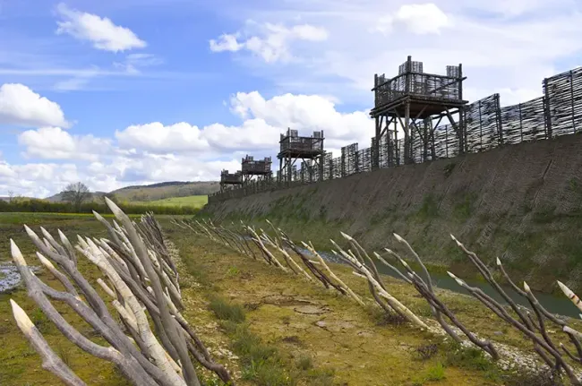 Reconstitution des fortifications romaines sur ligne de défense d'Alésia © Prosopee - CC BY SA 3.0