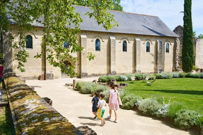 Réfectoire des Chanoines au Prieuré Saint-Cosme © Stevens Frémont