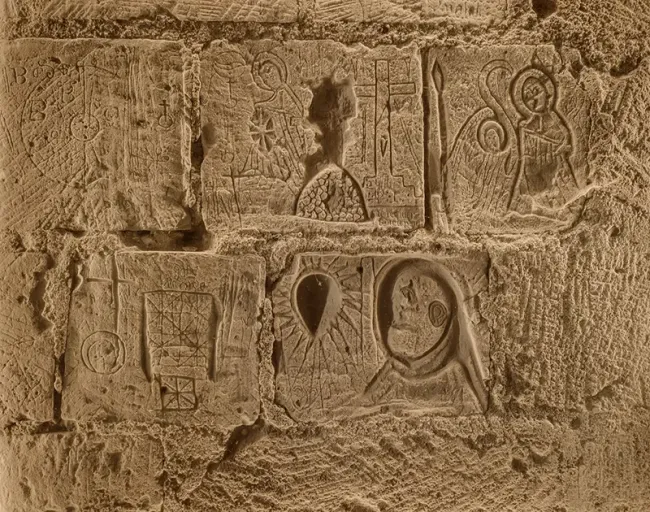 Marques de templiers sur les murs de la Forteresse royale de Chinon © Léonard de Serres
