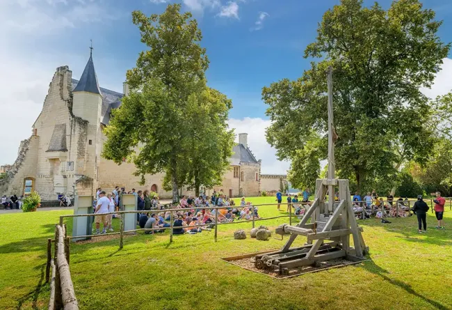 Tirs de machines de guerre dans le parc de la Forteresse royale de Chinon © ADT Touraine - Jean-Christophe Coutand