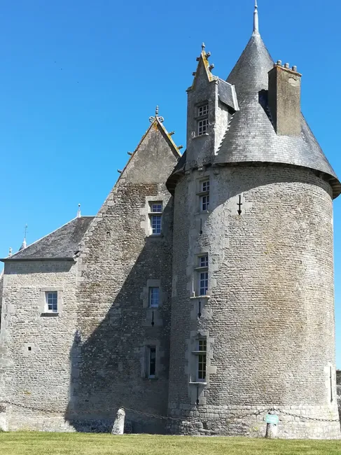 Tour XIVe siècle du Château de Saveilles © Château de Saveilles